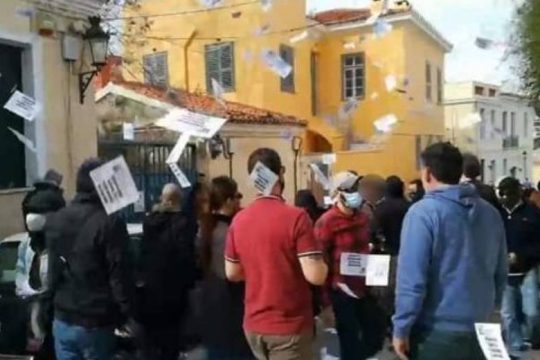 Παρέμβαση Ρουβίκωνα στο σπίτι του Κώστα Αχ. Καραμανλή