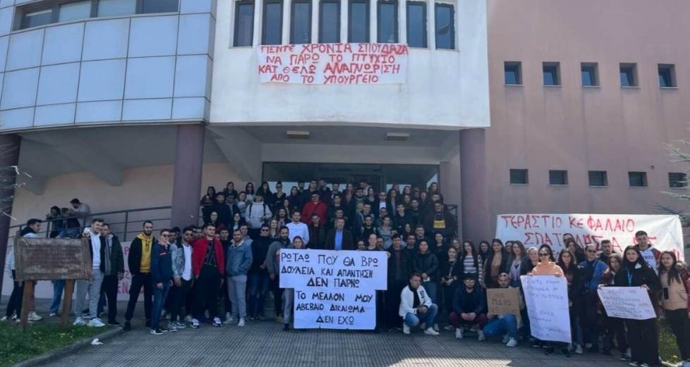 Ηχηρή μαζική παραίτηση από πανεπιστημιακούς