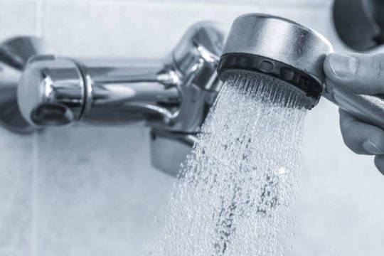 Η ακρίβεια μείωσε ακόμα και τις φορές που κάνουμε μπάνιο