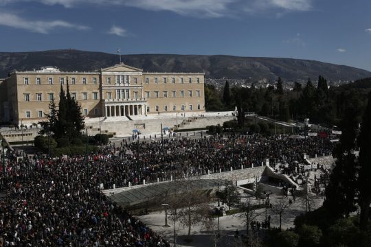 Οργισμένη λαοθάλασσα