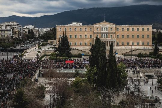 Λαοθάλασσα οργής, σε απεργιακό «κλοιό» η χώρα