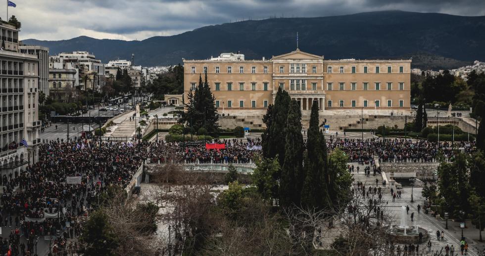 Λαοθάλασσα οργής, σε απεργιακό «κλοιό» η χώρα