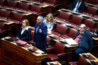 Σύγκρουση και στη Βουλή για τις ευθύνες