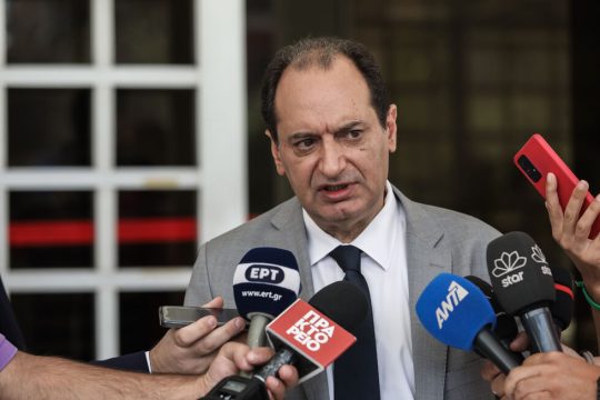 Εμείς μιλάμε με έγγραφα, η κυβέρνηση με λόγια του αέρα