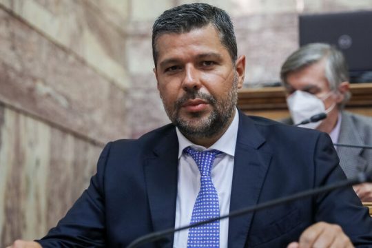 ΣΥΡΙΖΑ-ΠΣ: Ενώ η χώρα πενθεί, Μητσοτάκης και Στάσσης κάνουν δουλειές δισ.