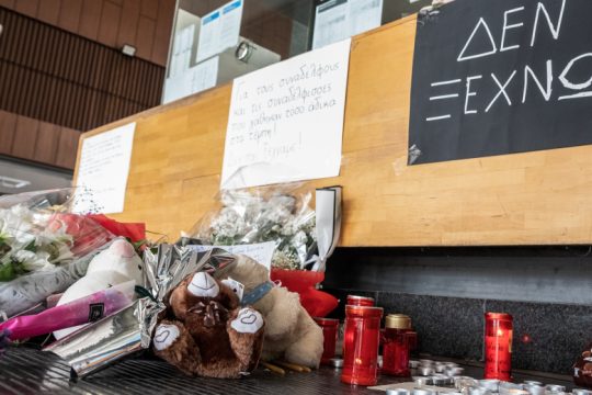 «Μαύρο στον Καραμανλή»-Συνθήματα έξω από το γραφείο του πρώην υπουργού [βίντεο]