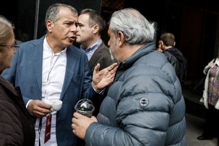 Στο σακίδιο του Σταύρου Θεοδωράκη ο πρωθυπουργός