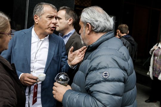 Στο σακίδιο του Σταύρου Θεοδωράκη ο πρωθυπουργός
