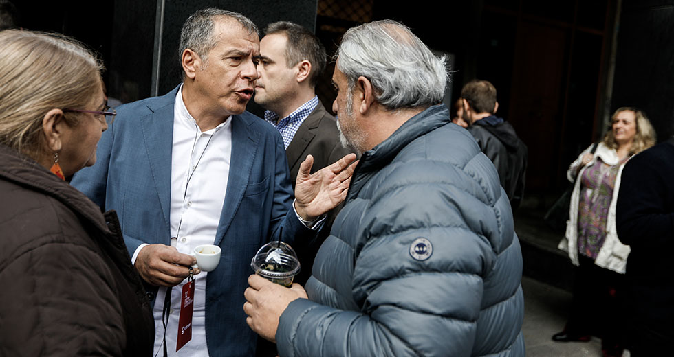 Στο σακίδιο του Σταύρου Θεοδωράκη ο πρωθυπουργός