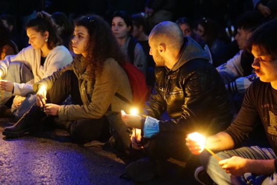 Αναζητούνται ευθύνες για το έγκλημα, ενώ η οδύνη μεγαλώνει