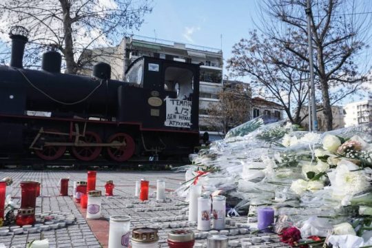 «Πετσοκομμένη» μέχρι και η δημοσία δαπάνη για τα θύματα των Τεμπών;