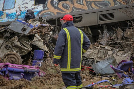 Η πρώτη μήνυση που βάζει στο κάδρο ποινικές ευθύνες πολιτικών για το έγκλημα στα Τέμπη