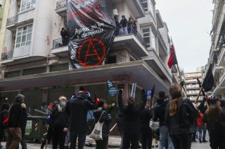 Ξύλο, χημικά και συλλήψεις για την ανακατάληψη στη «Mundo Nuevo»