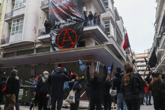 Ξύλο, χημικά και συλλήψεις για την ανακατάληψη στη «Mundo Nuevo»