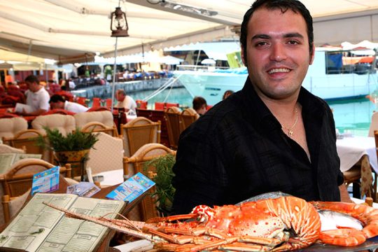 Η κυβέρνηση γυρνάει την πλάτη στους εργαζόμενους στον τουρισμό-επισιτισμό