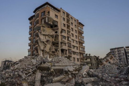 Πάνω από 100 δισ. δολάρια σε ζημιές έχει αφήσει πίσω του ο σεισμός στην Τουρκία