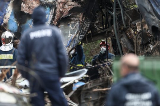 Η κυβέρνηση με τροπολογία νομοθετεί ακαταδίωκτο για την επιτροπή των Τεμπών