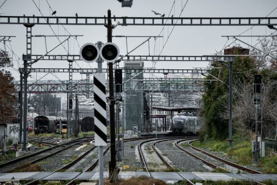 Επανεκκίνηση των τρένων με λιγότερα δρομολόγια από τον αρχικό προγραμματισμό