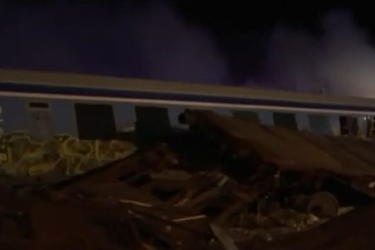 Σφοδρή σύγκρουση τρένων στα Τέμπη με τραυματίες και εγκλωβισμένους