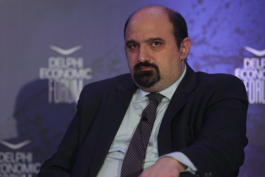 Η αντιπολίτευση στριμώχνει στα σκοινιά τον Τριαντόπουλο