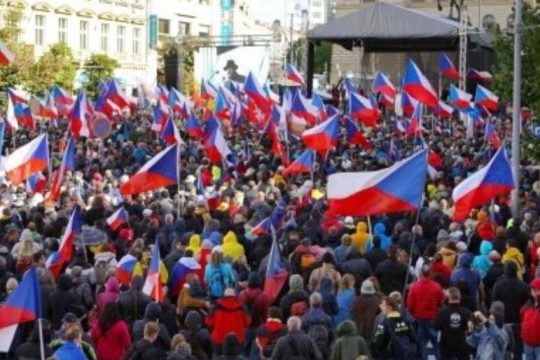 Παραίτηση της κυβέρνησης λόγω ακρίβειας ζήτησαν χιλιάδες Tσέχοι