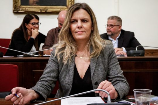 Ελεύθερη με όρους η Τσιαπαρίκου της ΡΑΣ για τα Τέμπη