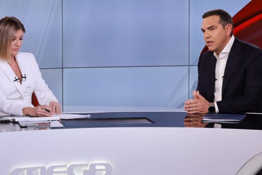 «Παράθυρο» Τσίπρα για εξεταστική για τα Τέμπη και αιχμές κατά Ντογιάκου