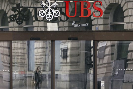 Η ελβετική UBS διασώζει την Credit Suisse