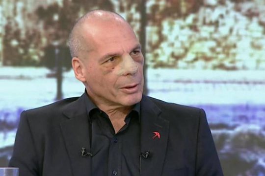 Πρώτη τηλεοπτική εμφάνιση Βαρουφάκη μετά την τραμπούκικη επίθεση που δέχθηκε