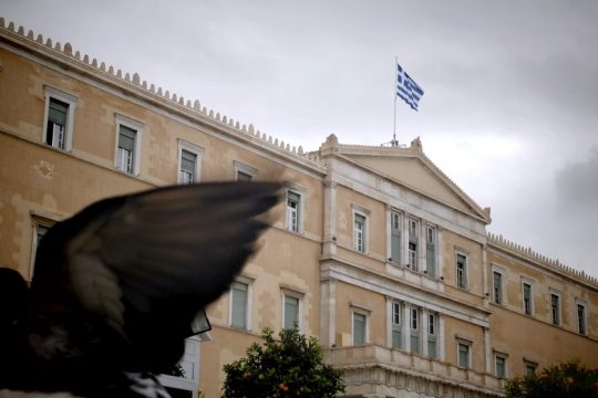 Γραφείο Προϋπολογισμού Βουλής: «Καμπανάκια» για ακρίβεια και πληθωρισμό 