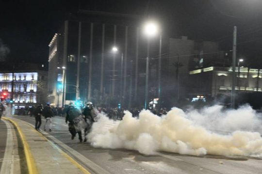 Χημικά και βία από τα ΜΑΤ – Διαλύουν τη συγκέντρωση οργής και πένθους