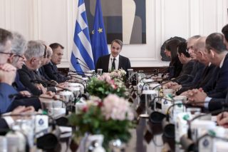 «Στο ζύγι» οι νεκροί των Τεμπών και οι μαστογραφίες κ. Μητσοτάκη;