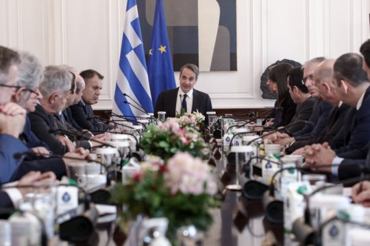 «Στο ζύγι» οι νεκροί των Τεμπών και οι μαστογραφίες κ. Μητσοτάκη;