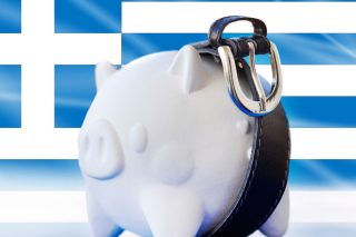 Πρωταθλητές στη μείωση… μισθών