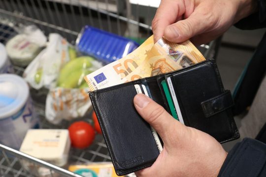 Το ψαλιδισμένο εισόδημα των πολιτών στην Ελλάδα έχει ανατρέψει τις συνήθειες την τελευταία 10ετία
