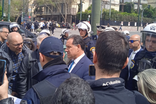 Πολιορκία από εργαζόμενους της ΜΟΔ