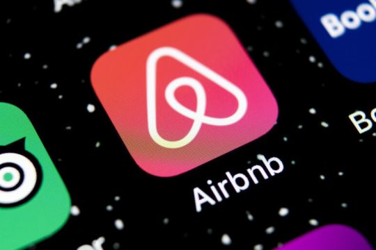 Στη «σπηλιά της αρκούδας» η Airbnb