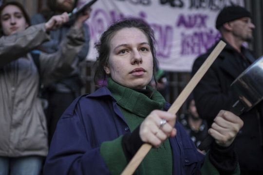 Ο Μακρόν… απειλείται από κατσαρόλες