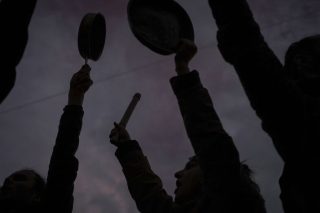 Οι κατσαρόλες και ο Μακρόν που βράζει στο ζουμί του