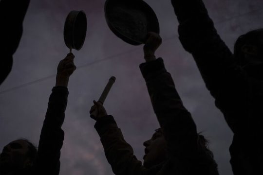 Οι κατσαρόλες και ο Μακρόν που βράζει στο ζουμί του