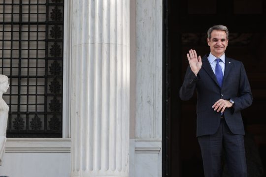 Στην αντεπίθεση ο ΣΥΡΙΖΑ – ΠΣ για το εξοχικό Μητσοτάκη στην Τήνο