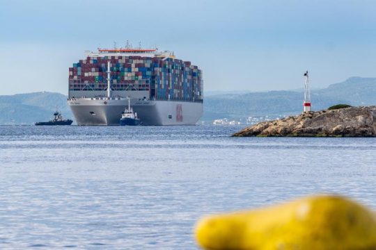 Στον Πειραιά ένα από τα μεγαλύτερα πλοία μεταφοράς κοντέινερ στον κόσμο