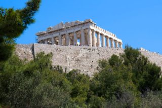 Μαχαίρωσαν 18χρονο στην Ακρόπολη για να του πάρουν το τσαντάκι