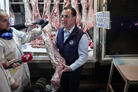 Επικοινωνιακά παιχνίδια με τις τιμές, ενώ η ακρίβεια καλπάζει