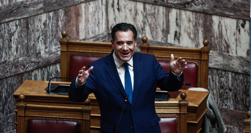 Φιέστα Αδωνη με εργαζόμενους σε ρόλο χειροκροτητών