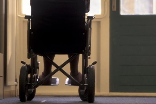 Εικόνες ντροπής στη Χαλκιδική: Βάρβαρη έξωση ηλικιωμένου ζευγαριού
