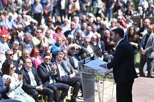 Σκληρός διμέτωπος Ανδρουλάκη