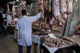 Η μάχη του αρνιού με τιμή στο… μενού της πολιτικής αντιπαράθεσης