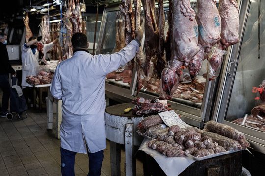Η μάχη του αρνιού με τιμή στο… μενού της πολιτικής αντιπαράθεσης