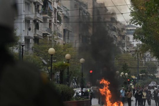 ΑΣΟΕΕ: Το βίντεο με τους πυροβολισμούς και οι παιδαριώδεις απαντήσεις του αστυνομικού
